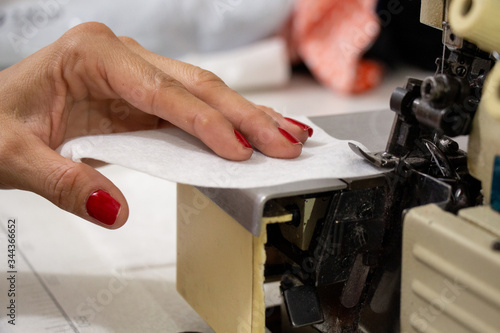 Cuadros en Lienzo maquina de coser en producción de tapabocas en la industria de la manufactura