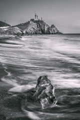 La Cala del Corralete y el faro de Cabo de Gata en Blanco y Negro, en  Parque Natural del Cabo de Gata-Níjar, Almería, Andalucía, España