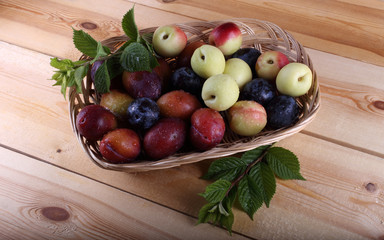 Canvas Print - Plums and nectarines on table