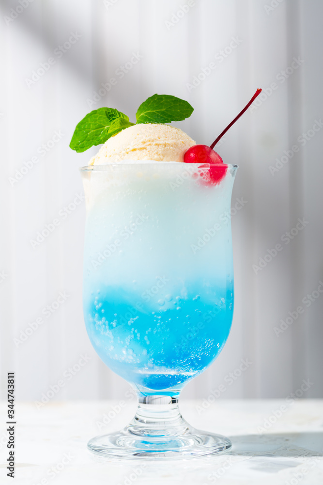 Homemade Blue Ice Cream Soda Float - 青いクリームソーダ Stock