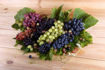 Sticker - Grape and leaves on table