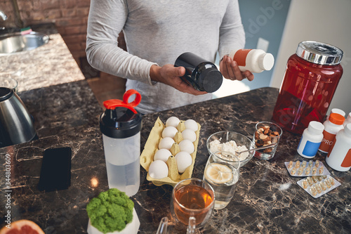 Fotografía Sportsman with sports nutrition at the table
