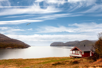 Wall Mural - Einsames Ferienhaus an einem wunderschönen Fjord in Norwegen