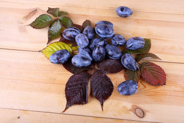 Poster - Black plums on table