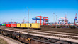 Zug Verkehr Schienen Hafen während der Corona Pandemie 2020 Wirtschaft Export Import Container Schiffe mit Lieferketten Problemen