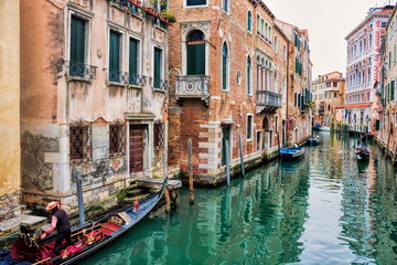 Wall Mural - venedig, italien -  pittoresker kanal mit gondeln