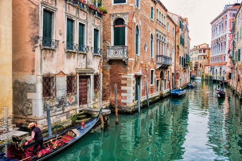 venedig, italien -  pittoresker kanal mit gondeln © ArTo