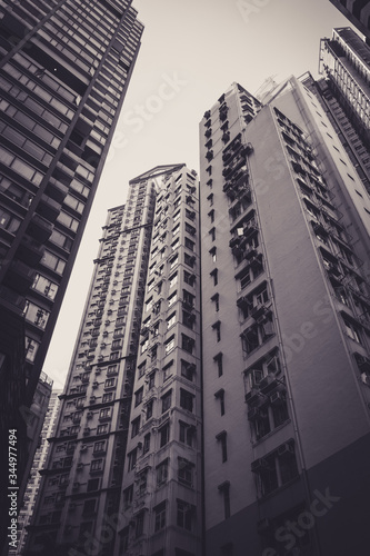 Cuadros en Lienzo Foto urbana / arquitectura de edificios altos en blanco y negro echa en la parte financiera de hongkong