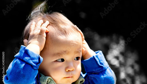 赤ちゃんが両手で頭を押さえているのとコピースペース 頭を触る Comprar Esta Foto De Stock Y Explorar Imagenes Similares En Adobe Stock Adobe Stock 赤ちゃんが両手で頭を押さえているのとコピースペース 頭を触る Comprar Esta Foto De Stock Y Explorar Imagenes Similares En Adobe Stock Adobe Stock