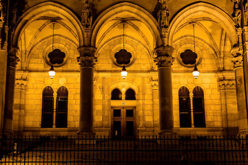 Wall Mural - Night view of the illuminated building of the hungarian parliament in budapest.