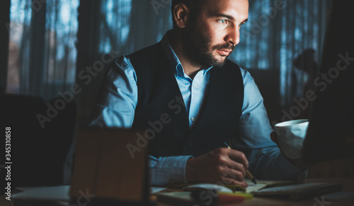 Fotomural Manager communicates via internet at night office