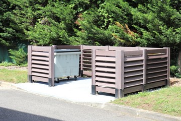 Wall Mural - Local à poubelles extérieur en bois - Ville de Corbas - Département du Rhône - France