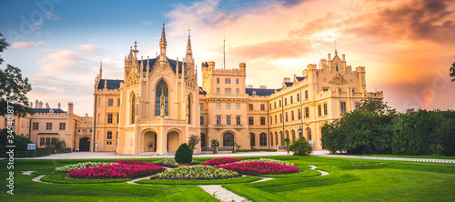 Fotografía Lednice Chateau with beautiful gardens and parks on sunny summer day