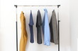 Minimalistische Kleiderstange mit ein paar Kleidungsstücken