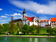 Ehingen (Donau), Deutschland: Die Konviktkirche am Rande des Stadtgartens