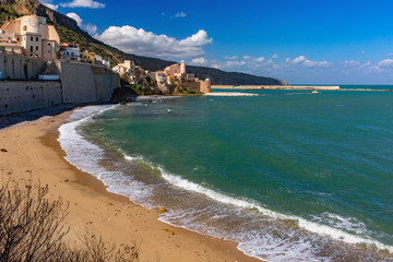 Canvas Print - Sunny medieval fortress in Cala Marina, harbor in coastal city Castellammare del Golfo and empty Cala Petrolo Beach, Sicily, Italy