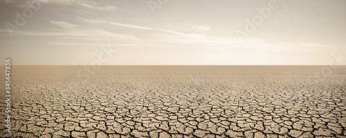 Fotomural Panorama of dry cracked desert. Global warming concept