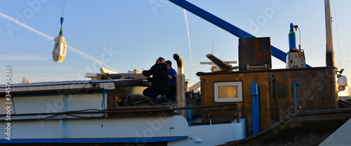 Fotografía Panoramique de mariniers sur une péniche marchande, France