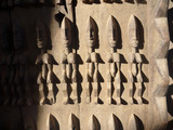 Fototapeta Sawanna - stara tradycyjna afrykańska płaskorzeźba na drewnianych drzwiach budynku w timbuktu przedstawiająca ludzkie postaci