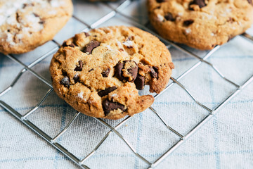 Cookies fait maison sur la plaque du four