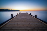 Fototapeta Pomosty - Steg am Steinhuder Meer vor Sonnenaufgang