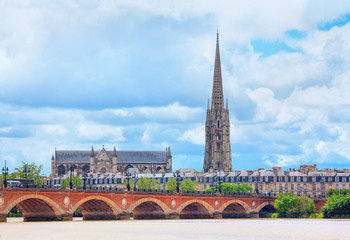 Wall Mural - Famous Pont de Pierre and Basilica of Saint Michael in Bordeaux