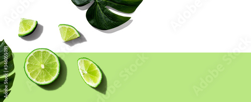 Fotomural Fresh green limes overhead view - flat lay