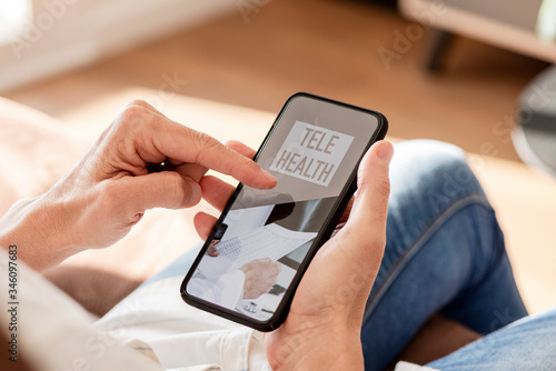 Fotografía text telehealth on the screen of a smartphone