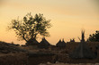 tradycyjne chaty afrykańskie starego plemienia na tle wieczornego nieba