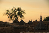 Fototapeta  - tradycyjne chaty afrykańskie starego plemienia na tle wieczornego nieba