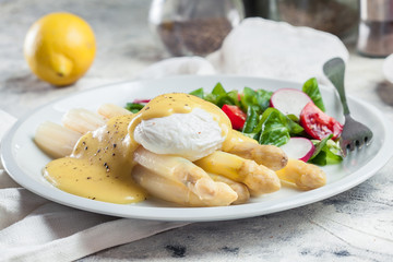 Canvas Print - White asparagus with poached egg