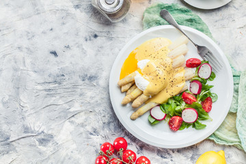 Wall Mural - White asparagus with poached egg