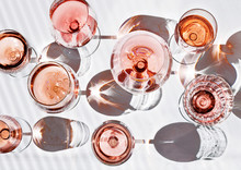 Verschieden Gläser Gefüllt Mit Roséwein Isoliert Auf Weiß