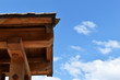 Holzdach, kleine Holzkonstruktion vor blauem Himmel mit Wolken