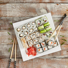 Canvas Print - Tasty Roll set with chopsticks