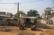 ubogie prowizoryczne domy na przedmieściach w afryce
