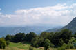 Piękny krajobraz górski z okolic stolicy Czarnogóry. Piękne błękitne niebo z białymi chmurami.