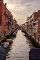 Canal en Venecia con góndolas en la orilla