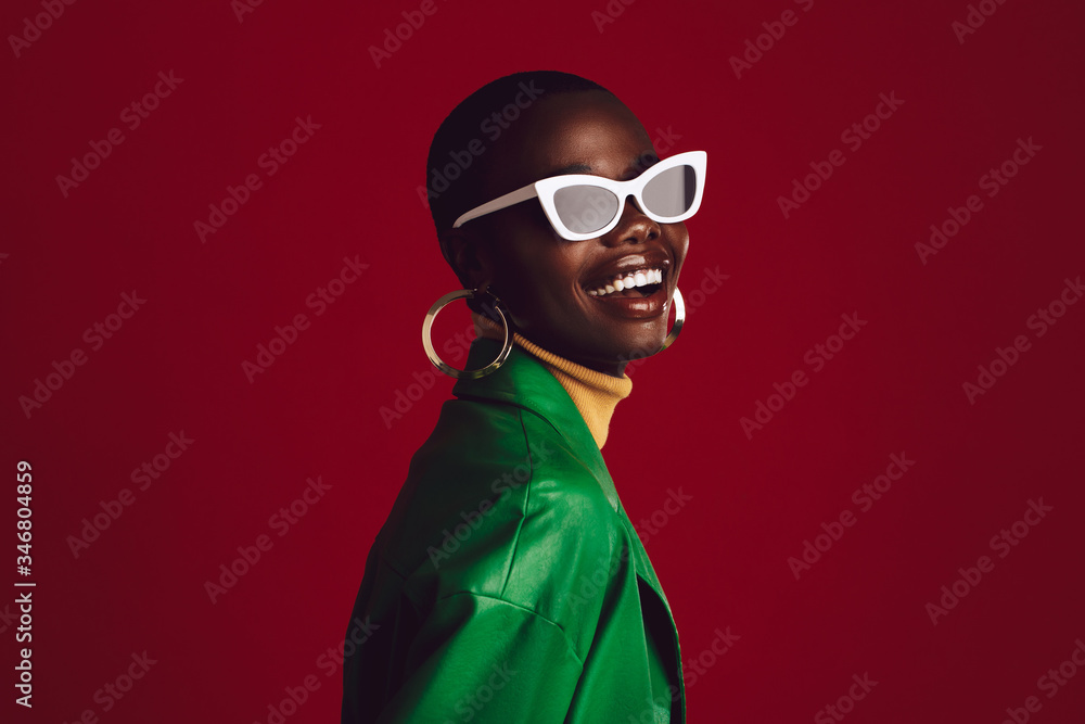 Beautiful woman wearing stylish sunglasses - obrazy, fototapety, plakaty 