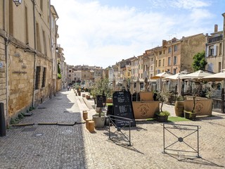 Rue d'Aix en Provence avec maison provençal et fontaine, lieu connu sous le nom de cours Mirabeau Paul Cézanne fontaine l rotonde et la fameuse place d'Albertas