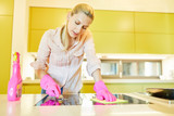 Fototapeta  - Putzfrau mit Schaber beim Kochfeld reinigen
