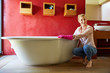 © Robert Kneschke - Lächelnde Putzfrau beim reinigen der Badewanne
