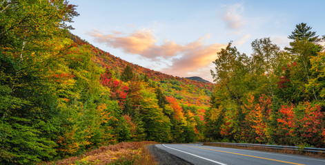 Canvas Print - Sunrise Scenic highway view in Autumn on the Kancamagus Scenic Highway - White Mountain New Hampshire