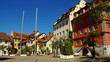 historischer Marktplatz von Meersburg am Bodensee mit malerisch alten Häusern an einem sonnigen Tag