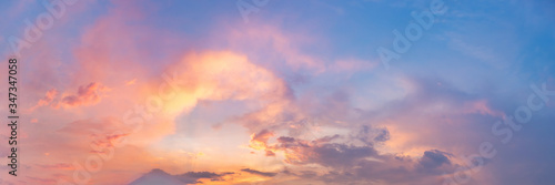 Cuadros en Lienzo Twilight panorama sky background with colorful cloud in dusk