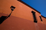 Fototapeta Na sufit - Pomarańczowy mur i niebieskie niebo