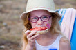 © Photography - Rothaariges Mädchen mit Sonnenhut und Brille isst ein Mohnbrötchen mit Marmelade
