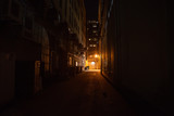 Fototapeta Uliczki - Dark and eerie urban city alley at night