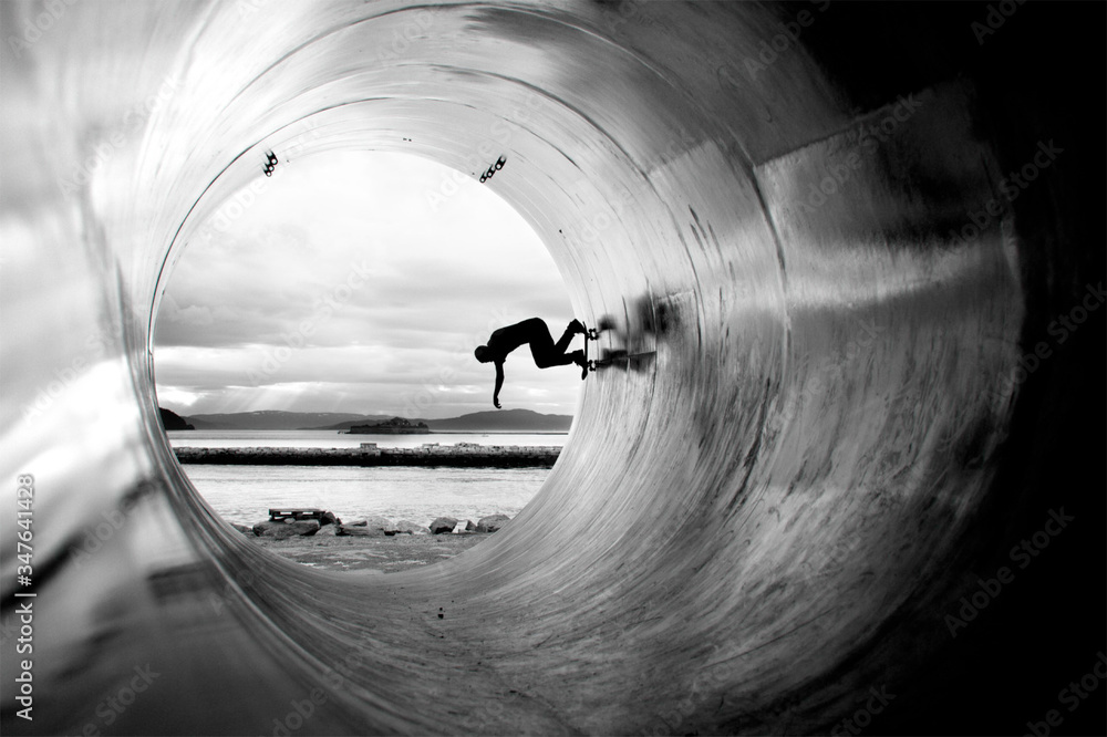 Person Skateboarding In Tunnel - obrazy, fototapety, plakaty 
