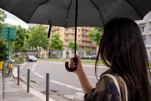 Cuadros en Lienzo Une femme de dos qui tient son parapluie dans une rue de la ville de Grenoble